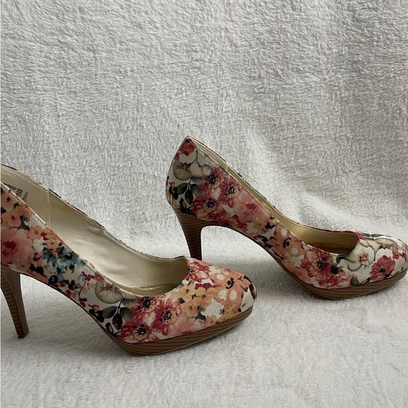 Christian Siriano Cream and Pink Floral Heels - Picture 5 of 10